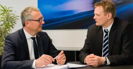 Fachanwalt Christian Wieneke-Spohler im Gespräch mit Fachanwalt Kai Höppner in Ihrer Funktion als Anwalt für Arbeitsrecht Hamburg.